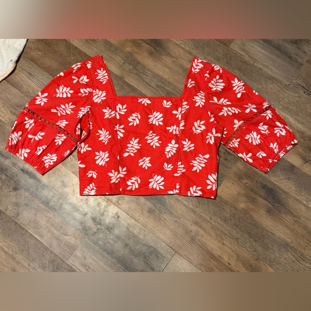 Ann Taylor Women’s Cropped top with balloon sleeves and smocked center size 6
